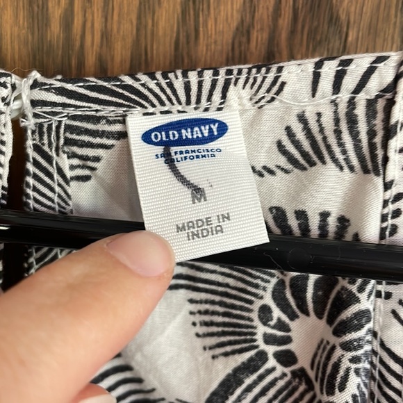 Old Navy Gray and White Graphic Tank Top - Picture 3 of 4